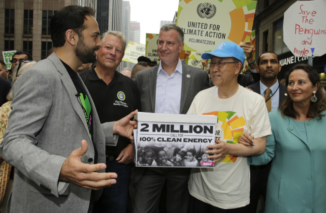 Avaaz executive director Ricken Patel delivers a petition to U.N. Secretary-General Ban Ki-moon at the People’s Climate March in New York on Sunday.    AP-Yonhap
