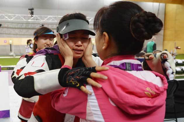 Yi Siling wins the first gold medal of the 2012 London Olympic Games in the women's 10m air rifle event. (AP)