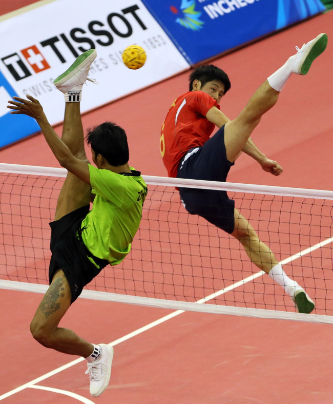 South Korea grabbed the sepak takraw silver on Monday at the ongoing Asian Games, losing to defending champion Myanmar 2-0 (21-19, 21-18). In the closely contested final held at Bucheon Gymnasium, just outside the host city of Incheon, South Korea’s Kim Young-man (photo), Jeong Won-deok and Yim An-soo lost to Zaw Zaw Aung, Wai Lin Aung and Zaw Latt of the Southeast Asian powerhouse. Korea is the only country from outside Southeast Asia to win a sepaktakraw gold at the Asian Games, taking the men’s circle title at the 2002 Busan event.   Yonhap