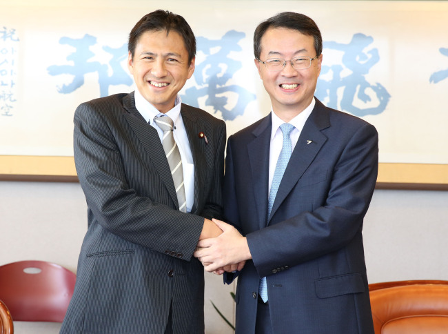 Asiana Airlines CEO Kim Soo-cheon (right) poses with Rep. Takei Shunsukei of Japan’s Liberal Democratic Party.  Asiana Airlines