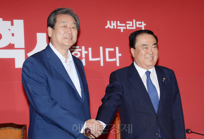 김무성새누리당대표와 문희상 새정치민주연합 비상대책위원장이 22일 오후 국회 새누리당 대표회의실에서 만나 환담에 앞서 악수를 하고 있다.이길동기자.gdlee@heraldcorp.com
김무성새누리당대표와 문희상 새정치민주연합 비상대책위원장이 22일 오후 국회 새누리당 대표회의실에서 만나 환담에 앞서 악수를 하고 있다.이길동기자.gdlee@heraldcorp.com
