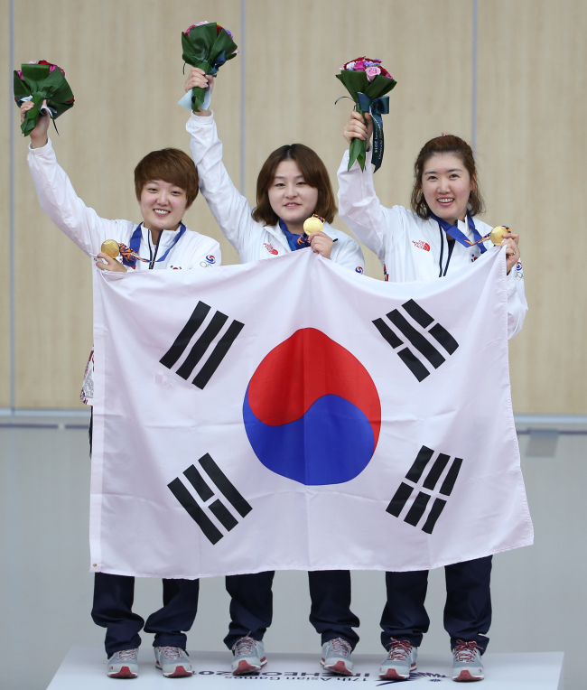 Korea’s Kim Jang-mi (from left), Lee Jung-eun and Kwak Jung-hye pose with their medals on Monday.   Yonhap