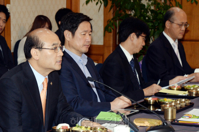 정연만 환경부차관이 22일 오전 국회에서 열린 새누리당 환경노동위원회 소속의원들과의 당정협의에 참석해 모두발언을 하고 있다.이길동기자.gdlee@heraldcorp.com
정연만 환경부차관이 22일 오전 국회에서 열린 새누리당 환경노동위원회 소속의원들과의 당정협의에 참석해 모두발언을 하고 있다.이길동기자.gdlee@heraldcorp.com