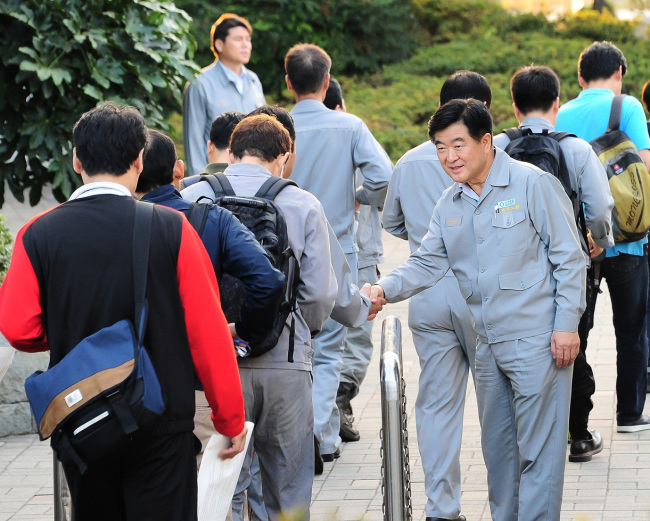 권오갑 현대중공업 사장이 울산 본사 정문에서 23일 오전 6시20분부터 8시까지 출근하는 직원들에게 ‘임직원에게 드리는 글’을 나눠주며 회사의 위기극복을 위한 협조를 당부하고 있다.  [사진제공=현대중공업]