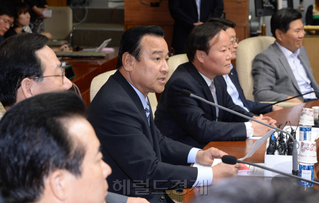 이완구 새누리당 원내대표가 23일 오전 국회에서 열린 원내대책회의에 참석해 모두발언을 하고 있다.이길동기자.gdlee@heraldcorp.com
이완구 새누리당 원내대표가 23일 오전 국회에서 열린 원내대책회의에 참석해 모두발언을 하고 있다.이길동기자.gdlee@heraldcorp.com
