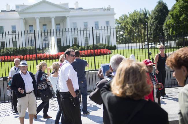 A member of the U.S. Secret Service Uniformed Division patrols outside a temporary fence installed at the White House in Washington on Monday.   AFP-Yonhap