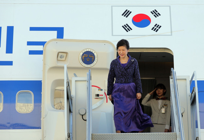 President Park Geun-hye arrives in New York early Tuesday morning (Korean time) to attend the United Nations General Assembly and climate summit. (Yonhap)