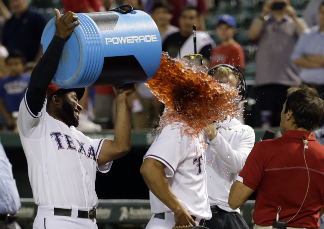 The Texas Rangers’ Elvis Andrus douses Guilder Rodriguez with Powerade after their win on Monday.   AP-Yonhap