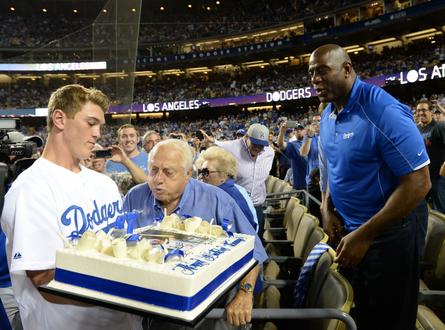 Former Los Angeles Dodgers manager Tommy Lasorda blows out candles on his 87th birthday on Monday.   USA Today-Yonhap