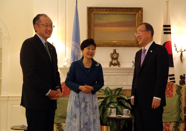 President Park Geun-hye meets with U.N. Secretary-General Ban Ki-moon and World Bank president Jim Yong Kim (left) at Ban’s official residence in New York on Monday.   Yonhap