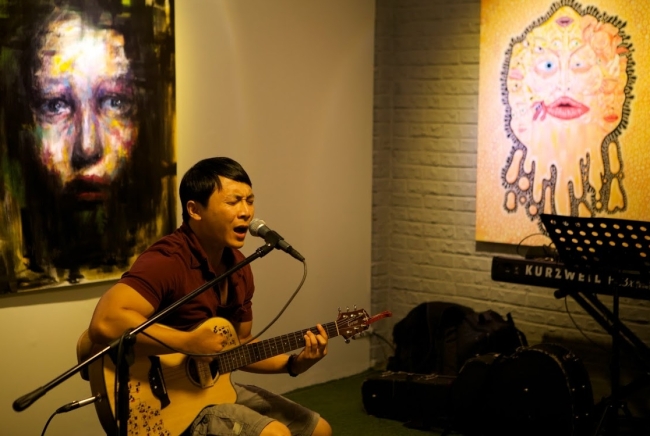 Steve C performs at the launch of Mo-Im, a gallery run by I’m Gourmet restaurant with assistance from Angle magazine.   Lee Young-han