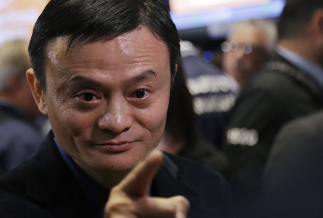 <YONHAP PHOTO-1199> Jack Ma, founder of Alibaba, points a finger during the company's IPO at the New York Stock Exchange, Friday, Sept. 19, 2014 in New York. (AP Photo/Mark Lennihan)/2014-09-21 19:11:23/ <저작권자 ⓒ 1980-2014 ㈜연합뉴스. 무단 전재 재배포 금지.>
Jack Ma, founder of Alibaba.   AP-Yonhap