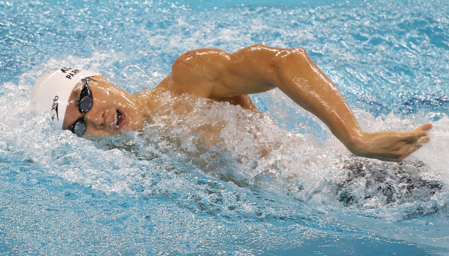 South Korean swimmer Park Tae-hwan races in the men's 400-meter freestyle race at the Asian Games in Incheon on Tuesday. (Yonhap)