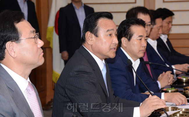 이완구 새누리당 원내대표가  24일 오전 국회에서 열린 자영업 보호 및 고용안정 대책 당정협의에 참석해 모두발언을 하고 있다. 이길동기자.gdlee@heraldcorp.com
이완구 새누리당 원내대표가  24일 오전 국회에서 열린 자영업 보호 및 고용안정 대책 당정협의에 참석해 모두발언을 하고 있다. 이길동기자.gdlee@heraldcorp.com