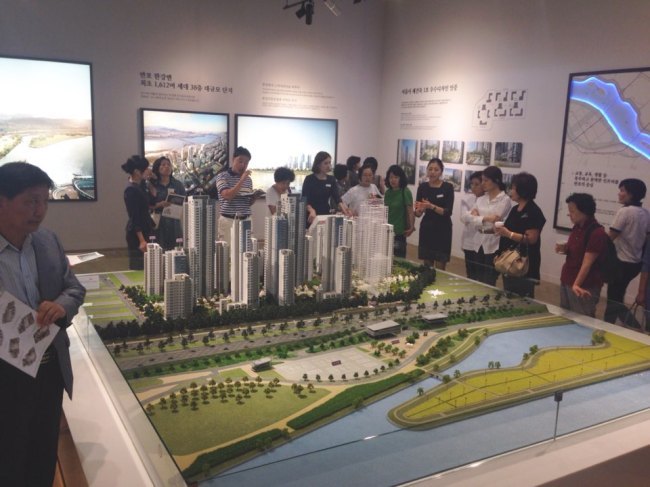 지난 19일 문을 연 반포 아크로리버파크 2회차 견본주택에서 방문객들이 단지 모형도를 둘러보고 있다