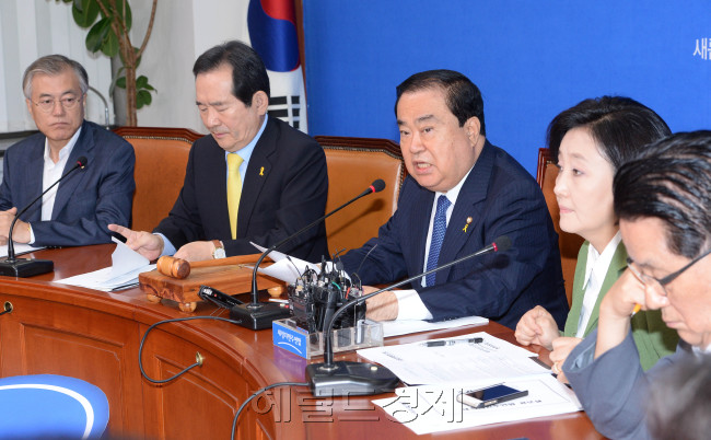 문희상 새정치민주연합 비상대책위원장이 24일 오전 국회에서 열린 비상대책위원회의에서 모두발언을 하고 있다.이길동기자.gdlee@heraldcorp.com
문희상 새정치민주연합 비상대책위원장이 24일 오전 국회에서 열린 비상대책위원회의에서 모두발언을 하고 있다.이길동기자.gdlee@heraldcorp.com
문희상 새정치민주연합 비상대책위원장이 24일 오전 국회에서 열린 비상대책위원회의에서 모두발언을 하고 있다.이길동기자.gdlee@heraldcorp.com