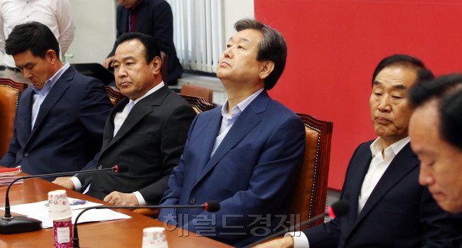 김무성새누리당대표가 24일 오전 국회에서 열린 최고중진연석회의에서 심각한 표정으로 최고중진의원들의 이야기를 듣고 있다.이길동기자.gdlee@heraldcorp.com
김무성새누리당대표가 24일 오전 국회에서 열린 최고중진연석회의에서 심각한 표정으로 최고중진의원들의 이야기를 듣고 있다.이길동기자.gdlee@heraldcorp.com