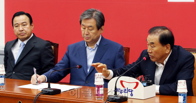 이재오의원이 24일 오전 국회에서 열린 최고중진연석회의에서 모두발언을 하고 있다.이길동기자.gdlee@heraldcorp.com
이재오의원이 24일 오전 국회에서 열린 최고중진연석회의에서 모두발언을 하고 있다.이길동기자.gdlee@heraldcorp.com