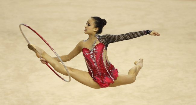 Korea’s Son Yeon-jae captured the bronze medal in the individual hoop final at the Rhythmic Gymnastics World Championships in Izmir, Turkey, Tuesday. Son will leave Turkey on Sept. 27 and go straight to the athletes’ village for the Asiad. She will compete in the preliminary round of individual all-around on Oct. 1.   EPA-Yonhap