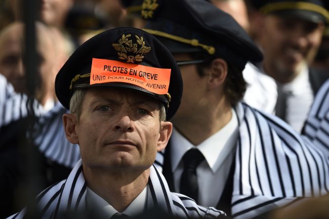 Air France pilots of the SNPL, Air France’s main pilots union, and the SPAF union demonstrate near the National Assembly building in Paris on Tuesday.  AFP-Yonhap