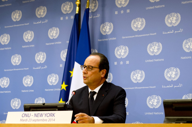 <YONHAP PHOTO-0455> French President Francois Hollande speaks on the sidelines of the 69th United Nations General Assembly Tuesday, Sept. 23, 2014, at the United Nations. (AP Photo/Alain Jocard, Pool)/2014-09-24 05:49:16/ <저작권자 ⓒ 1980-2014 ㈜연합뉴스. 무단 전재 재배포 금지.>
French President Francois Hollande speaks on the sidelines of the 69th United Nations General Assembly in New York on Tuesday.   AP-Yonhap