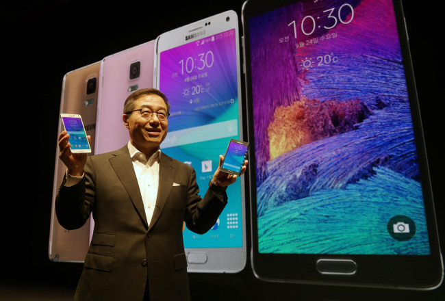 Lee Don-ju, president of strategic marketing for Samsung Electronics’ mobile business, introduces the Galaxy Note 4 at a media event in Seoul, Wednesday.    Samsung Electronics