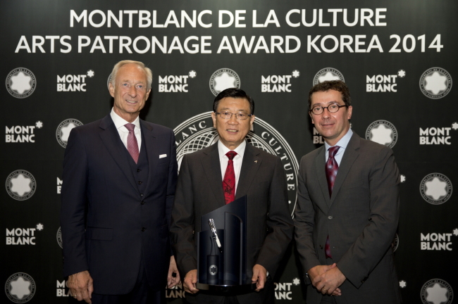 Kumho Asiana Group chairman Park Sam-koo (center) poses with Montblanc Culture Foundation president Lutz Bethge (left) and Montblanc Korea CEO Sylvain Costof after winning the Montblanc de la Culture Arts Patronage Award at the Hotel Shilla in Seoul on Wednesday.    Kumho Asiana Group