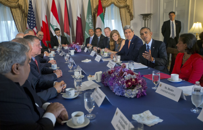 President Barack Obama, accompanied by Secretary of State John Kerry (third from right), National Security Adviser, Susan Rice (right) and U.S. Ambassador to the U.N. Samantha Power (fourth from right), meets with the representatives of Bahrain, Qatar, Saudi Arabia, Jordan, United Arab Emirates and Iraq, in New York, Tuesday.   AP-Yonhap