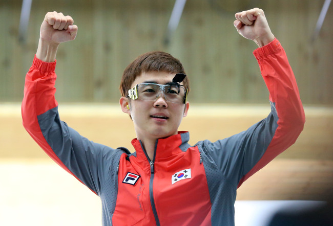 Korea’s Kim Jun-hong celebrates his gold in the 25-meter rapid fire pistol.   Yonhap