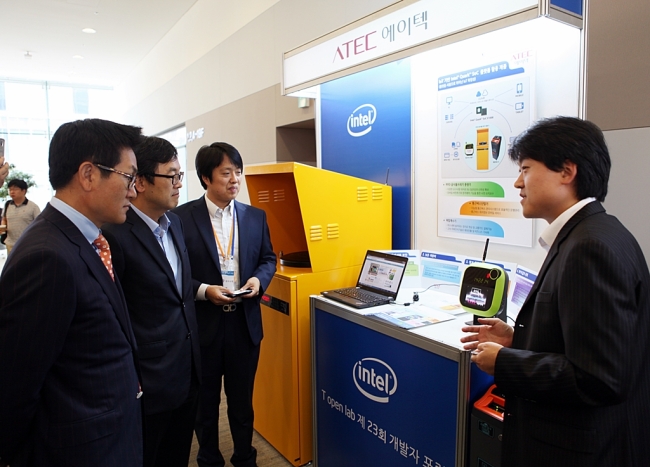 SKT와 인텔이 24일 공동 주최한 ‘사물인터넷(IoT) 포럼’에서 최진성 SKT의 ICT기술원장(왼쪽 두 번째)과 이희성 인텔 코리아의 사장(왼쪽 첫 번째)가 사물인터넷 기반 제품들을 둘러보고 있다.  [사진제공=SKT]