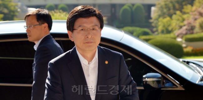 채동욱 검찰총장 감찰을 지시한 황교안 법무부 장관이 16일 오전 정부 과천청사 법무부로 출근하고 있다.<br />김명섭 기자 msiron@heraldcorp.com
채동욱 검찰총장 감찰을 지시한 황교안 법무부 장관이 16일 오전 정부 과천청사 법무부로 출근하고 있다.
김명섭 기자 msiron@heraldcorp.com
채동욱 검찰총장 감찰을 지시한 황교안 법무부 장관이 16일 오전 정부 과천청사 법무부로 출근하고 있다.
김명섭 기자 msiron@heraldcorp.com