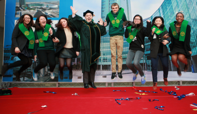 Freshmen pose to celebrate entering the Songdo campus of George Mason University. The U.S. university opened its first Asian campus in Songdo, Incheon, in March.   IFEZ