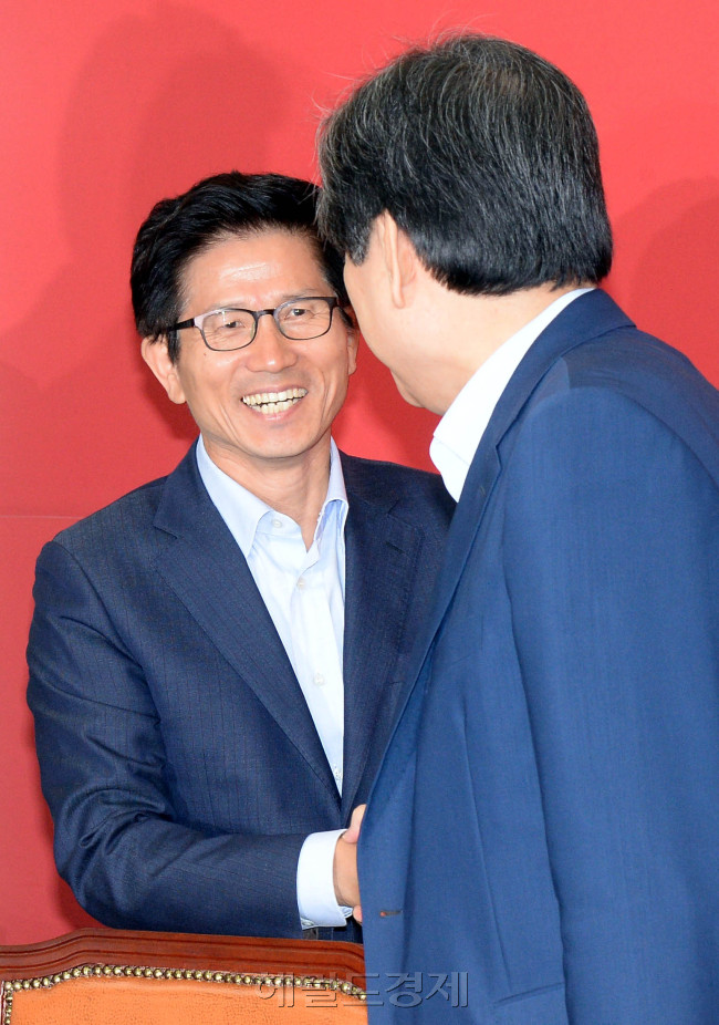 김문수 새누리당 보수혁신 특별위원회 위원장이 25일 오전 국회 대표회의실에서 열린 최고위원회에 참석해 김무성대표와  악수를 하고 있다.이길동기자.gdlee@heraldcorp.com
김문수 새누리당 보수혁신 특별위원회 위원장이 25일 오전 국회 대표회의실에서 열린 최고위원회에 참석해 김무성대표와  악수를 하고 있다.이길동기자.gdlee@heraldcorp.com
새누리당 김무성 대표와 김문수 보수혁신특별위원장이 25일 국회에서 열린 새누리당 최고위원회 회의에 앞서 악수를 나누고 있다. 이날 혁신특위는 혁신위원 선임을 확정 짓고 본격적인 활동 채비를 마무리했다.  이길동 기자/gdlee@