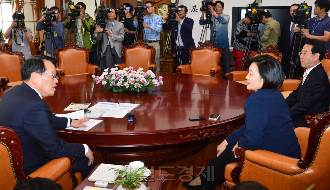 박영선 새정치민주연합원내대표가 25일 오전 국회의장실을 방문 정의화 국회의장과 이야기를 하고 있다.이길동기자.gdleeheraldcorp.com
박영선 새정치민주연합원내대표가 25일 오전 국회의장실을 방문 정의화 국회의장과 이야기를 하고 있다.이길동기자.gdleeheraldcorp.com