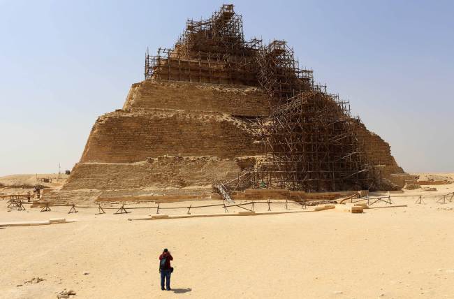 <YONHAP PHOTO-0166> A tourists take a picture of the step pyramid of Djose during a visit to the ancient Egyptian Saqqara necropolis some 20 kilometres south of Cairo on September 16, 2014. Egypt tried to end controversy about the restoration of the step pyramid of Djose, after facing accusations of endangering the famous pharaonic monument, dating back over 4,600 years, due to ongoing restoration work. AFP PHOTO/ MOHAMED EL-SHAHED../2014-09-17 06:15:11/ <저작권자 ⓒ 1980-2014 ㈜연합뉴스. 무단 전재 재배포 금지.>
A tourist takes a picture of the step pyramid of Djose during a visit to the ancient Egyptian Saqqara necropolis, 20 kilometers south of Cairo, on Sept. 16.   AFP-Yonhap