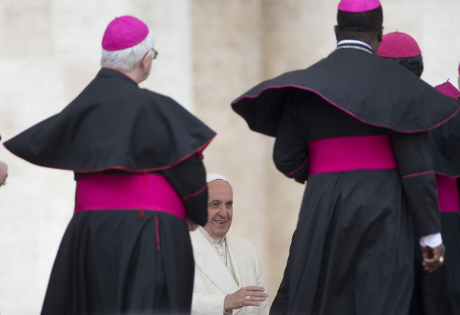 <YONHAP PHOTO-2050> Pope Francis meets bishops at the end of his weekly general audience in St. Peter's Square at the Vatican, Wednesday, Sept. 24, 2014. (AP Photo/Alessandra Tarantino)/2014-09-24 18:46:33/ <저작권자 ⓒ 1980-2014 ㈜연합뉴스. 무단 전재 재배포 금지.>
Pope Francis meets bishops at the end of his weekly general audience in St. Peter’s Square at the Vatican on Wednesday.   AP-Yonhap
