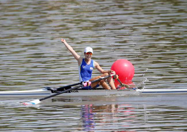 South Korea’s Ji Yoo-jin won gold in the lightweight women’s single sculls rowing at the Chungju Tangeum Lake International Rowing Center in Chungju, North Chungcheong Province, as part of the 17th Asian Games on Thursday. Ji became the second South Korean gold medal winner in rowing, following Kim Ye-ji, who won gold in the women’s single sculls on Wednesday.    Yonhap