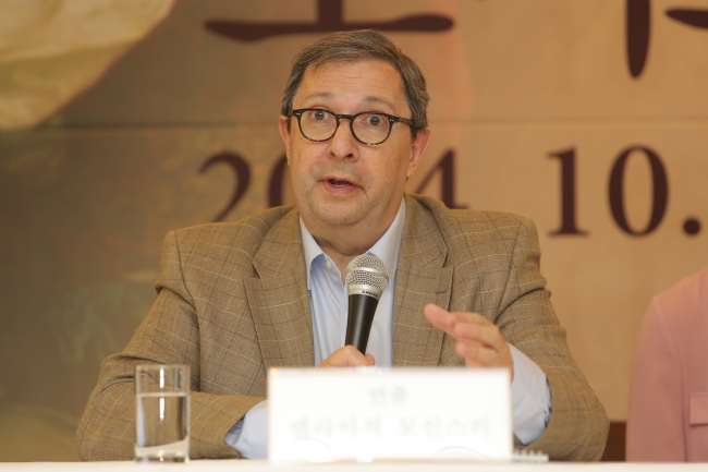 Director Elijah Moshinsky speaks during a press conference for the Korea National Opera’s production of opera “Romeo et Juliette” earlier this month in Seoul.   KNO
