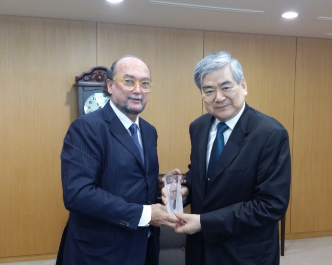 Hanjin Group chairman Cho Yang-ho (right) receives a plaque from the International Sports Press Association for his contribution to promoting sports.   Hanjin Group