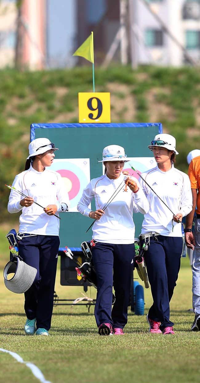 (From left) Kim Yun-hee, Seok Ji-hyun and Choi Bo-min during the women’s compound archery team event at the Gyeyang Asiad Archery Field in Incheon on Thursday.   Yonhap
