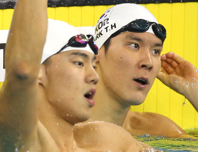 <YONHAP PHOTO-1900> <아시안게임> 아쉬운 박태환 (인천=연합뉴스) 황광모 기자 = 25일 인천 문학박태환수영장에서 열린 2014 인천 아시안게임 남자 수영 자유형 100m 경기 결승에서 2위를 기록한 한국의 박태환이 아시안신기록을 작성하며 1위를 기록한 중국의 닝 제타오의 환호를 지켜보고 있다. 2014.9.25 hkmpooh@yna.co.kr/2014-09-25 19:45:19/ <저작권자 ⓒ 1980-2014 ㈜연합뉴스. 무단 전재 재배포 금지.>