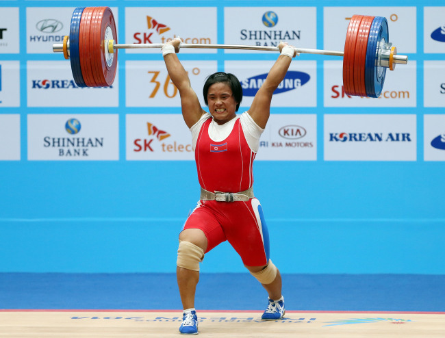 <YONHAP PHOTO-1697> <아시안게임> 북한 김은주 '금메달 들었다' (인천=연합뉴스) 윤태현 기자 = 25일 인천 달빛축제정원역도경기장에서 열린 2014 인천 아시안게임 역도 여자 75㎏ A그룹 경기에서 북한 김은주가 마지막 시기 164㎏에 도전하고 있다. 2014.9.25 tomatoyoon@yna.co.kr/2014-09-25 18:04:49/ <저작권자 ⓒ 1980-2014 ㈜연합뉴스. 무단 전재 재배포 금지.>