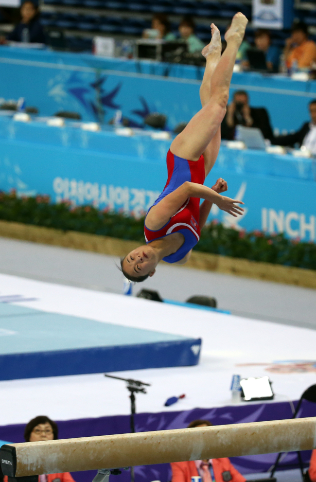 <YONHAP PHOTO-2092> <아시안게임> 북한 체조 김은향 금빛 연기 (인천=연합뉴스) 배재만 기자 = 북한의 여자 체조 선수 김은향이 25일 인천 남동체육관에서 열린 2014 인천 아시안게임 여자 기계체조 평균대 결승에서 금빛 연기를 펼치고 있다. 2014.9.25 scoop@yna.co.kr http://blog.yonhapnews.co.kr/f6464/2014-09-25 20:51:25/ <저작권자 ⓒ 1980-2014 ㈜연합뉴스. 무단 전재 재배포 금지.>