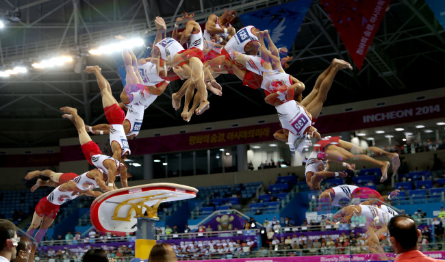 <YONHAP PHOTO-2342> <아시안게임> 양학선의 1차시도 (인천=연합뉴스) 최재구 기자 = 25일 인천 남동체육관에서 열린 2014 인천 아시안게임 기계체조 도마 결승전에서 양학선이 1차 연기를 하고 있다. 사진은 연속촬영 후 레이어 합성한 것. 2014.9.25 jjaeck9@yna.co.kr/2014-09-25 21:38:18/ <저작권자 ⓒ 1980-2014 ㈜연합뉴스. 무단 전재 재배포 금지.>