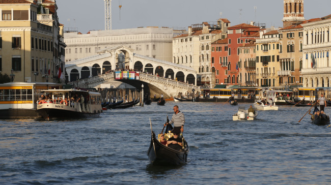 Boats sail near the Rialto bridge in Venice, Italy.   AP-Yonhap