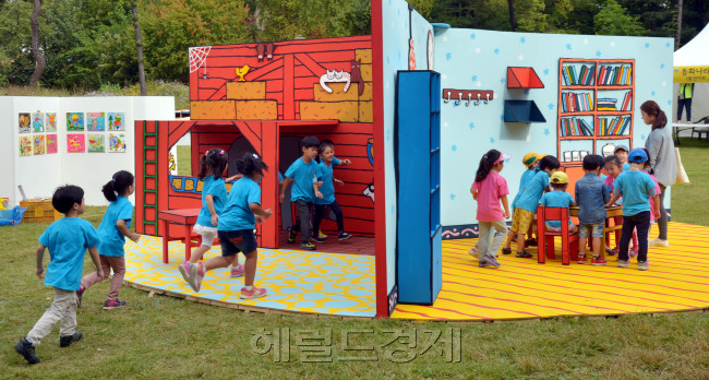 제3회 서울 동화축제가 26일 오전 서울 광진구 어린이대공원 잔디광장에서 열려 아이들이 창작동화 ‘내친구 나루몽’을 대형책으로 만든 스토리빅북을 보고 있다. 이번 축제는 28일 까지 열리고 동화관련 전시, 공연, 체험 등 52종의 프로그램을 즐길 수 있다.<br />김명섭기자 msiron@heraldcorp.com
제3회 서울 동화축제가 26일 오전 서울 광진구 어린이대공원 잔디광장에서 열려 아이들이 창작동화 ‘내친구 나루몽’을 대형책으로 만든 스토리빅북을 보고 있다. 이번 축제는 28일 까지 열리고 동화관련 전시, 공연, 체험 등 52종의 프로그램을 즐길 수 있다.
김명섭기자 msiron@heraldcorp.com
‘책속의 주인공이 된 것 같아요.’ 제3회 서울 동화축제가 26일 오전 서울 광진구 어린이대공원 잔디광장에서 열려 아이들이 창작동화 ‘내친구 나루몽’을 대형책으로 만든 스토리빅북을 보고 있다. 이번 축제는 28일까지 열리고 동화관련 전시, 공연, 체험 등 52종의 프로그램을 즐길 수 있다.  김명섭기자/msiron@heraldcorp.com