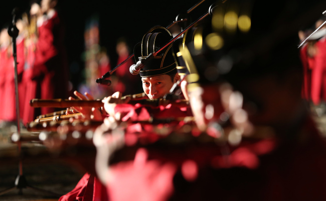 ROYAL MUSIC AT NIGHT ― Musicians practice Jongmyo Jeryeak, the UNESCO-listed royal ancestral ritual music, at Jongmyo, a Confucian shrine for Joseon kings and queens in Seoul, on Thursday. The grandiose royal music will be performed at night from Sept. 26-28.   Yonhap