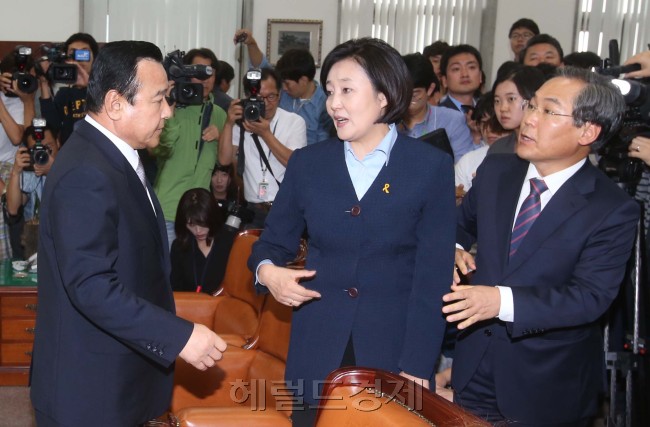 박영선 새정치민주연합원내대표(가운데)와 우윤근정책위의장이  26일 오전 국회 새누리당 원내대표실을 찾아 이 완구 새누리당 원내대표와 협상을 벌였으나 합의점을 찾지 못하고 협상장을  떠나며 이 원내대표와 이야기를 하고 있다.<br />　이길동기자.gdlee@heraldcorp.com
