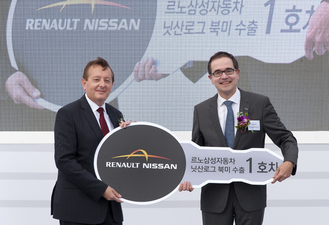 Renault Samsung Motors CEO Francois Provost (right) and Pierre Loing, vice president and product strategy and planning at Nissan America, celebrate the first shipment of the Nissan Rogue from the Korean carmaker’s Busan plant on Friday.   Renault Samsung Motors