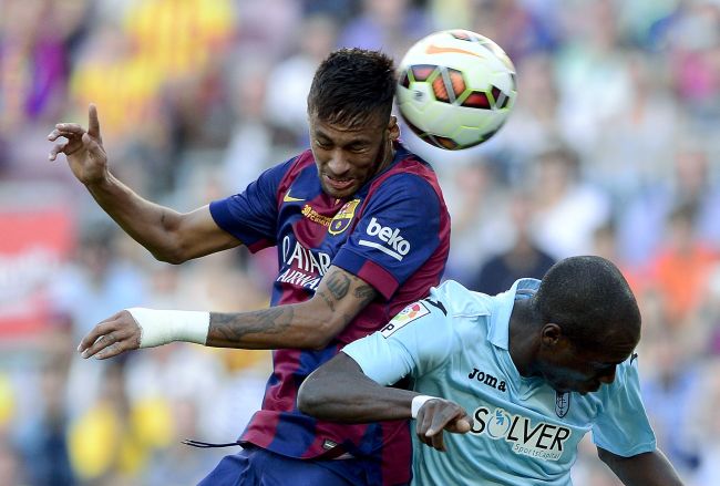 <YONHAP PHOTO-0195> Barcelona's Brazilian forward Neymar da Silva Santos Junior (L) vies with Granada's French defender Allan Romeo Nyom (R) during the Spanish league football match FC Barcelona vs Granada CF at the Camp Nou stadium in Barcelona on September 27, 2014. AFP PHOTO / JOSEP LAGO../2014-09-28 06:26:53/ <저작권자 ⓒ 1980-2014 ㈜연합뉴스. 무단 전재 재배포 금지.>
Barcelona’s Neymar (left) and Granada’s Allan Romeo Nyom challenge for the ball on Saturday.   AFP-Yonhap
